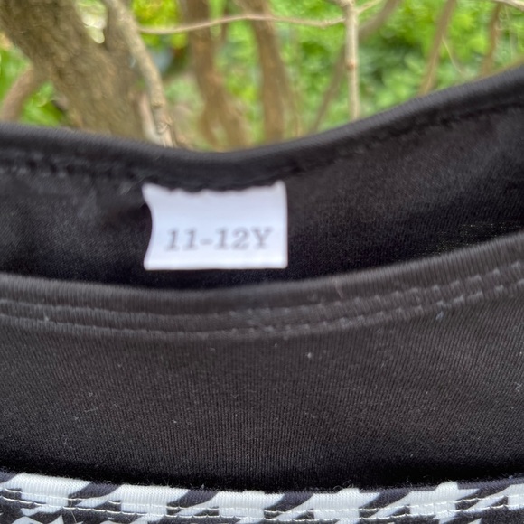 Black and white houndstooth jumper and black pullover. - Picture 2 of 2